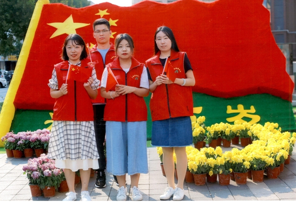 山东EVO真人集团党委助力“双报到”社区 开展“我和国旗同框”活动